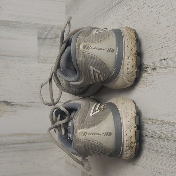Brooks Ghost 13 gray and white running shoes. Size 10W - Picture 2 of 12